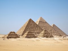 Tapeta three-pyramids.jpg